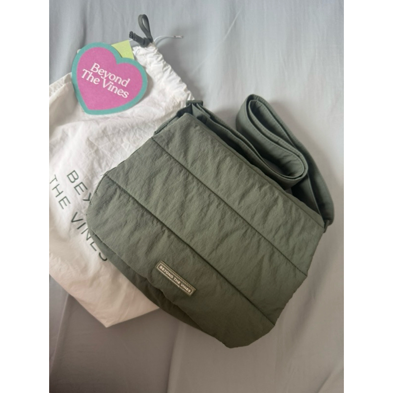 ส่งต่อ Beyond the vines Poofy Bag สีมอส