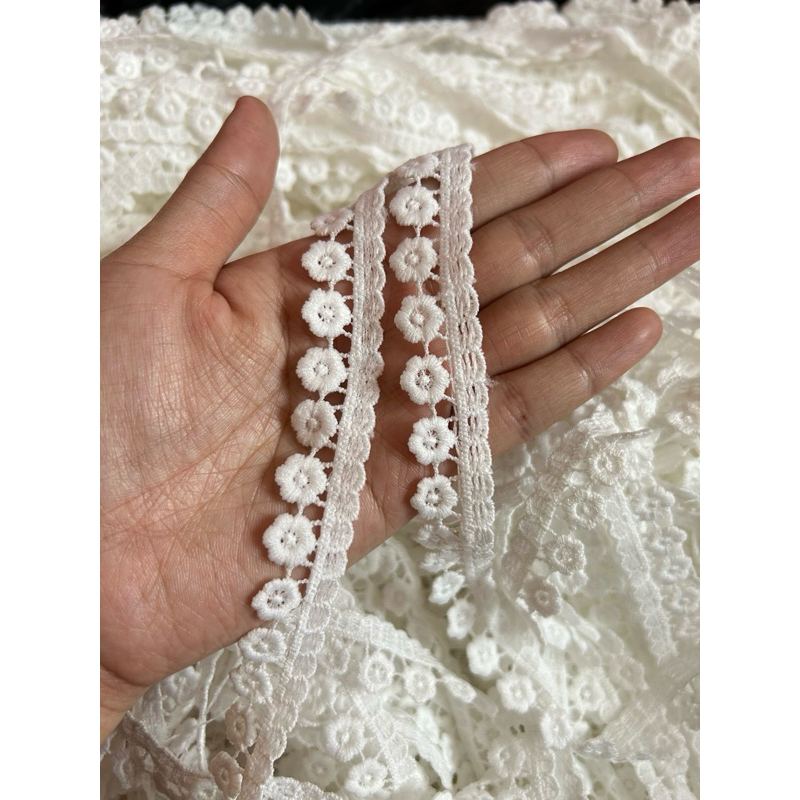 เส้นแต่งคอตตอลดอกไม้  13-14หลา=150บาท