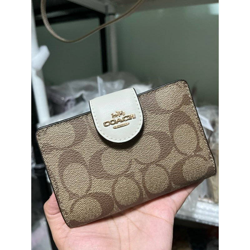 Coach  C0082 กระเป๋าสตางค์ใบกลาง ลายcสี khaki/chalkค่ะ