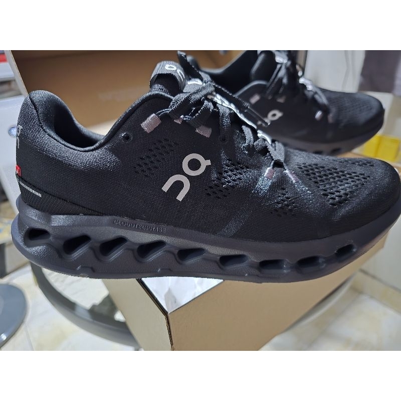 On Cloud Surfer size 10US (มือสองสภาพ 99%)