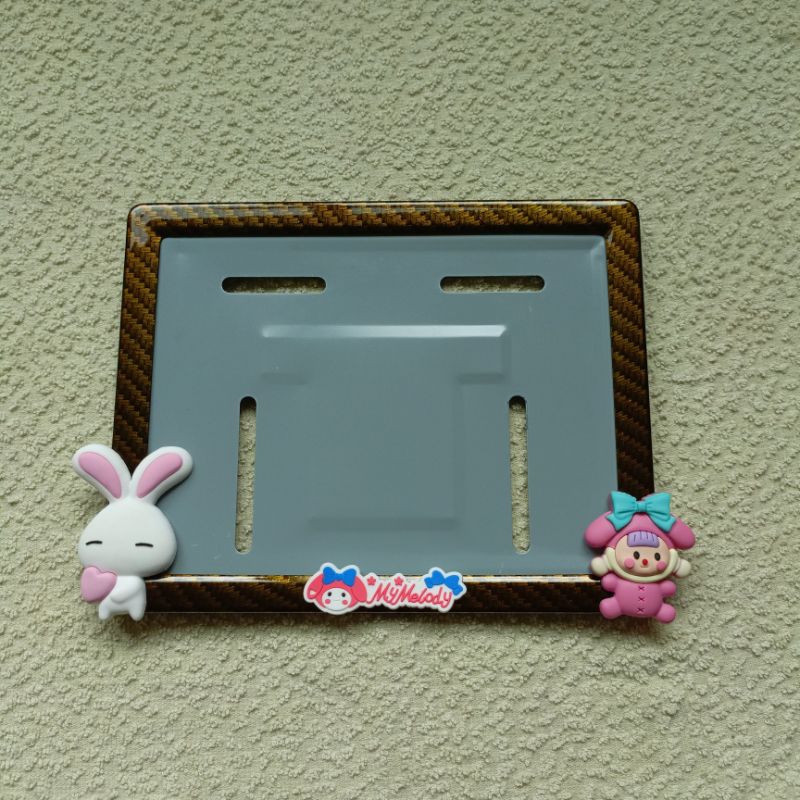 ส่งไว‼️กรอบ​ป้าย​ทะเบียน​รถมอเตอร์ไซค์​ กระต่ายถือหัวใจ ป้ายการ์ตูน เหล็ก, เคฟล่า (แถมน็อตติดตั้ง) - รูปที่ 3