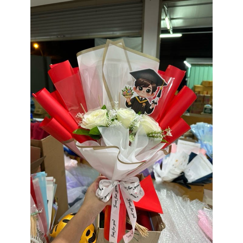 ช่อดอกไม้บัณฑิต ใส่ธนบัตร 5ใบ กุหลาบหยดน้ำ 3ดอก(เลือกตัวการ์ตูนหมายเหตุได้นะคะ) - รูปที่ 5