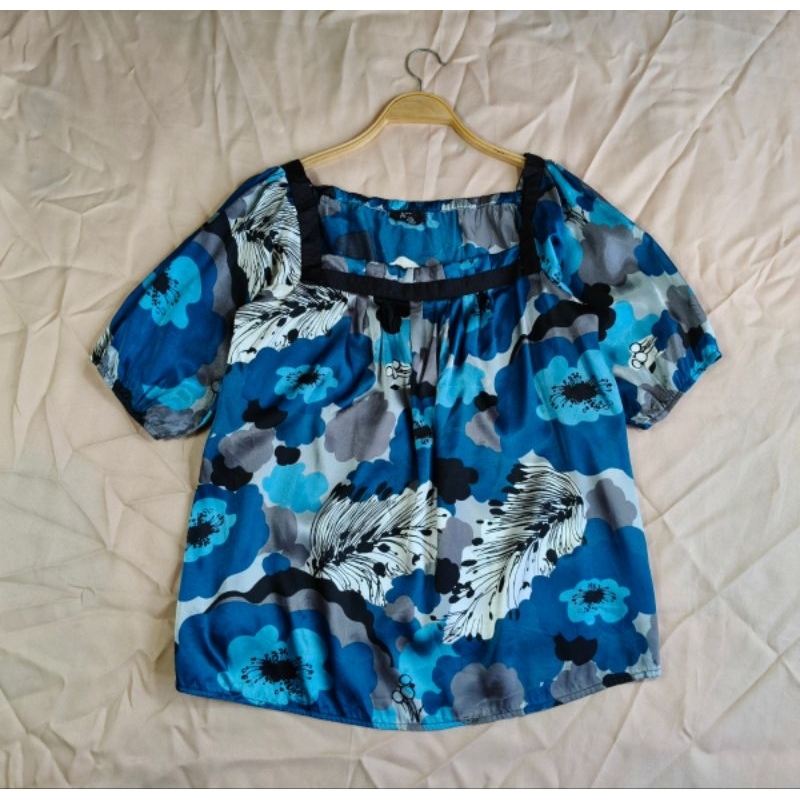 แบรนด์ AGB size XL เสื้อแฟชั่นผ้าโพลีคอเหลี่ยมลายกราฟิกสวยๆสภาพใหม่
รอบอก 42 ความยาว 27 นิ้ว