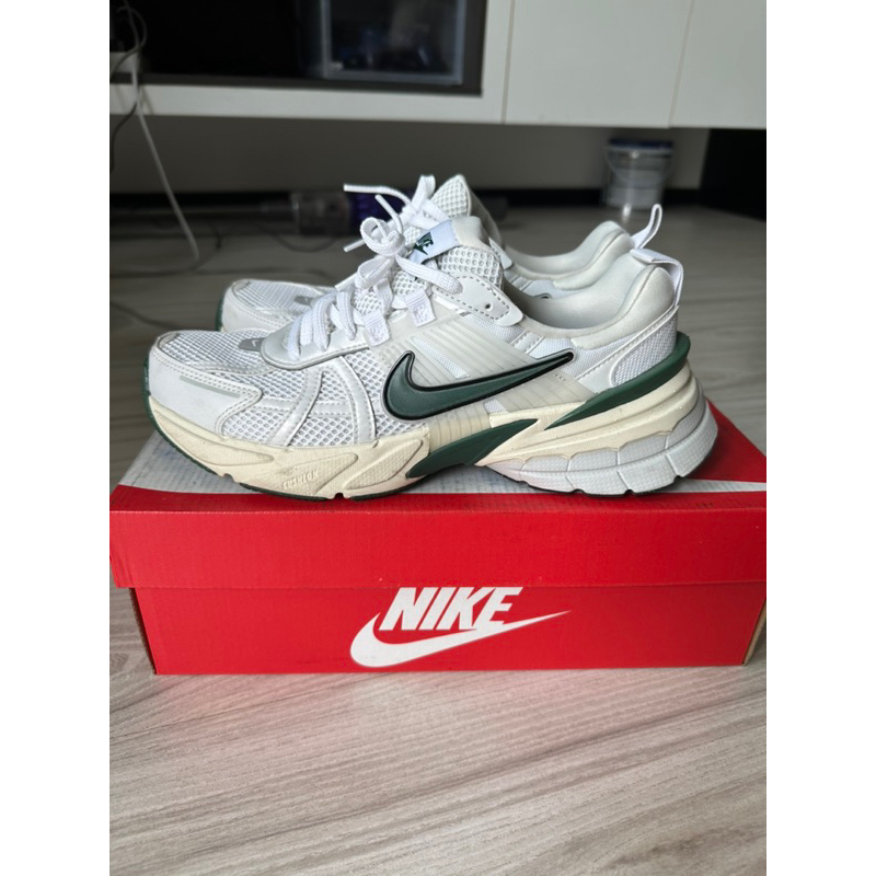 รองเท้า Nike V2K run