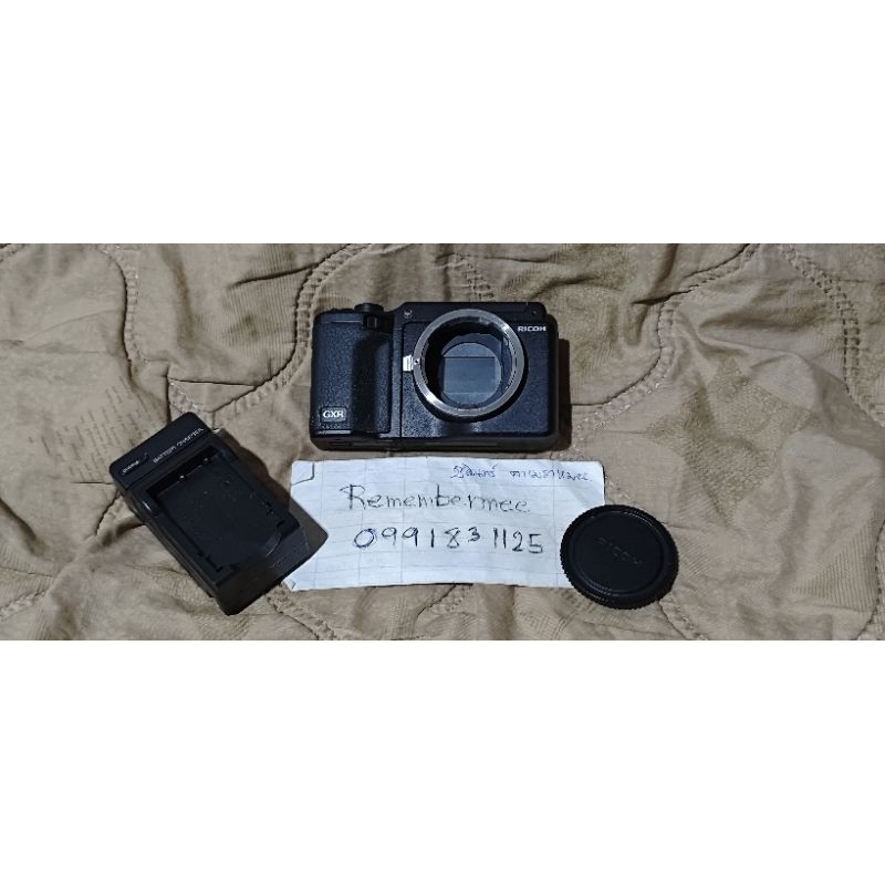 ยกล้อง Ricoh GXR + Module A12 M Mount ครับ กดชัตเตอร์ไปแค่ 5xx ครั้ง มีแค่ตัวกล้อง แบต และที่ชาร์จ ข