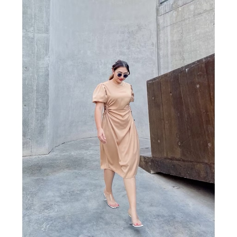 [พร้อมส่ง]เดรสซาตินสีทองปรับเอวได้แบรนด์LadyM