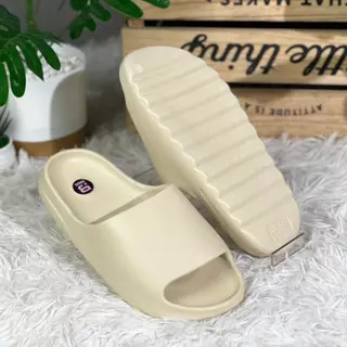 Cyb3 ทรงหน้ากว้าง 🔥จัดส่งจากไทย🔥รองเท้านิ่มมาก ใส่สบายสําหรับผู้ชายและผู้หญิง เพื่อสุขาภาพ สูง2.5 cm. 39บาทมีความบางกว่า