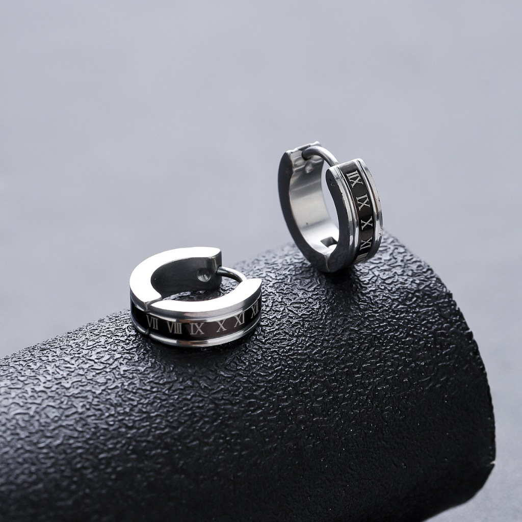 1 คู่ ต่างหูห่วงตัวเลขโรมัน สไตล์เกาหลี ต่างหูห่วงลายวินเทจสําหรับผู้ชาย เรียบหรู ใส่ได้ทุกโอกาส - รูปที่ 5