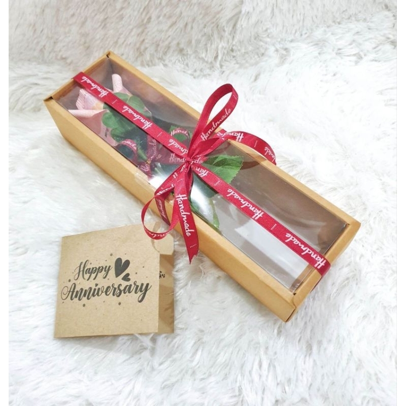 ดอกกุหลาบแบงค์ใส่กล่องสี่เหลี่ยมใส เงินจริงในของขวัญ 300 บาท