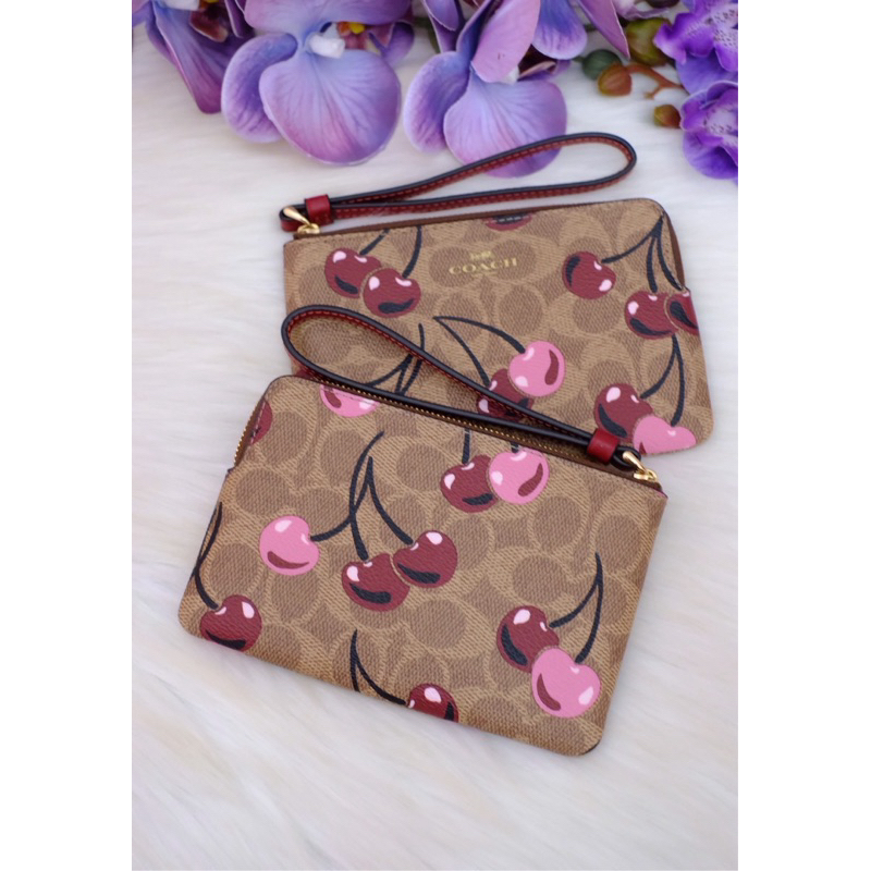 Coach CZ450 กระเป๋าคล้องมือ ไซส์ Sซิปเดียว ลายc เชอร์รี่ค่ะ