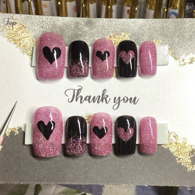 เล็บเจลแท้100% สีแฟลชชมพูพื้นดำลายหัวใจแบล็กพิ้งค์🩷🖤(ของแถมฟรี5อย่าง) จัดทำ2-3วัน