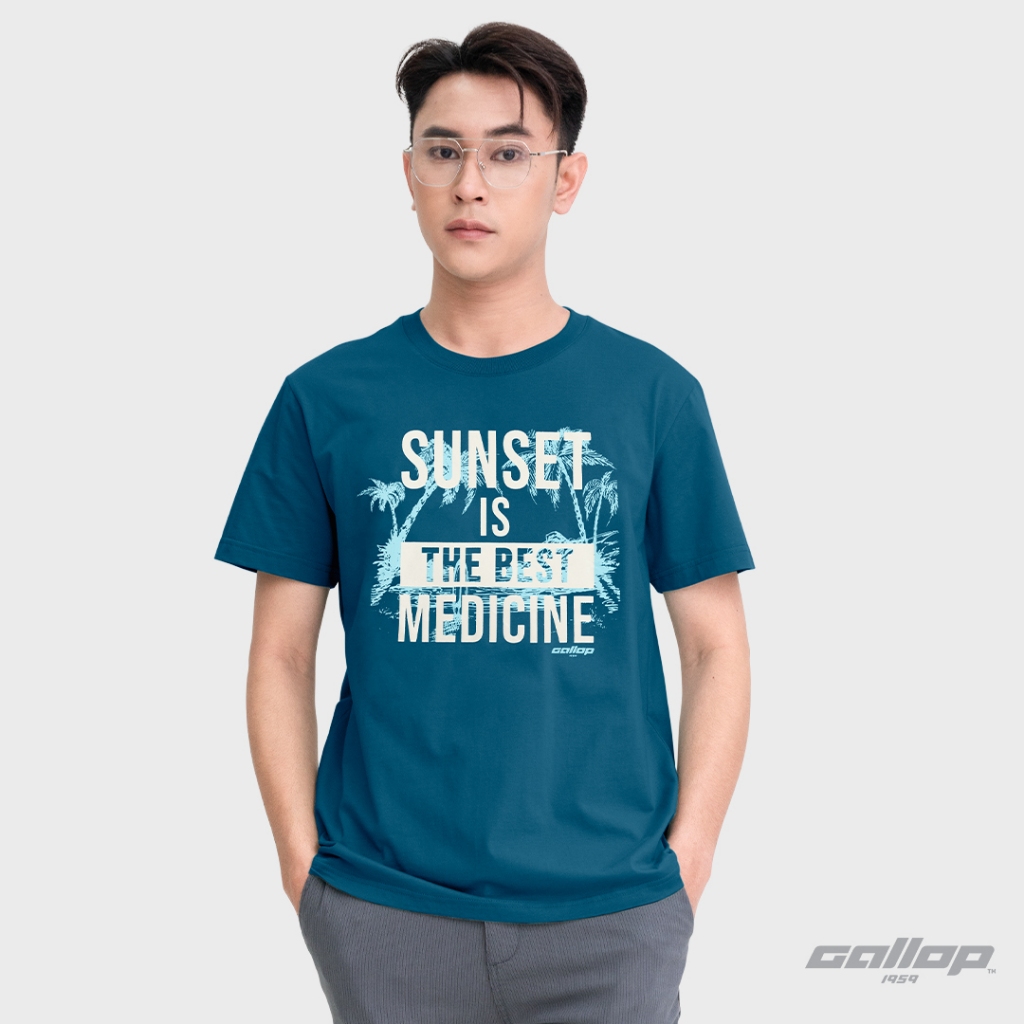 GALLOP : Graphic Tee เสื้อยืดพิมพ์ลาย ผ้าคอตตอนผู้ชาย รุ่น GT9194 สี Navy Blue - กรมท่า / ราคาปกติ 990.-