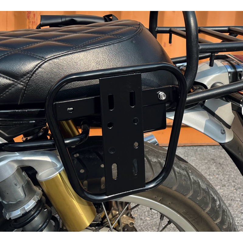 เเร็คข้างสำหรับติดกระเป๋าข้างเเละถังน้ำมันสำรอง Royal Enfield 650