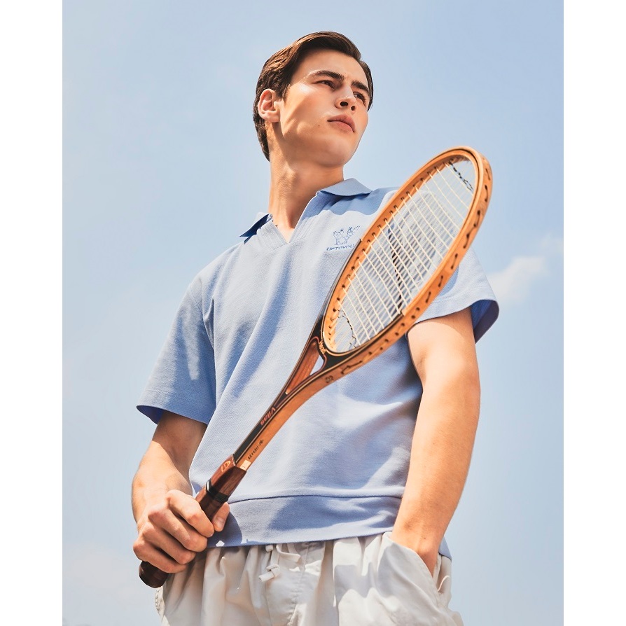 UPTOYOU Polo with logo embroidered  เสื้อโปโลสีฟ้า ผู้ชาย มาพร้อมกับงานปักลายถือขวดน้ำบนโลโก้UPTOYOU