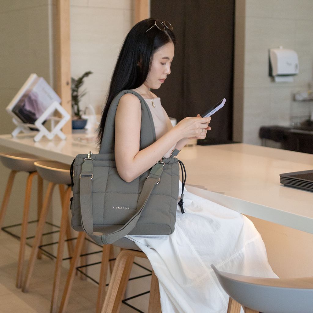 กระเป๋าสะพายข้าง กระเป๋าถือ สะพายไหล่ เนื้อนุ่ม ขนาดกลาง  ผ้าโพลีเอสเตอร์ LOAF BAG KIDNAP ME. - รูปที่ 2