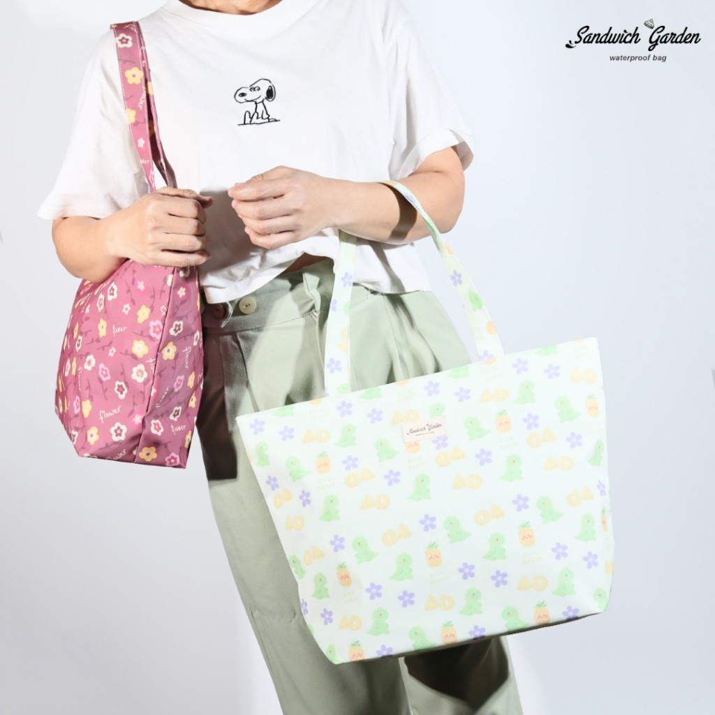 กระเป๋าสะพายไหล่แนวนอน วัสดุผ้าเคลือบกันน้ำแบบเนื้อด้าน แบรนด์ Sandwich Garden
