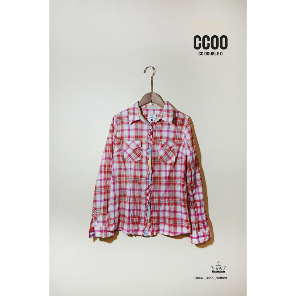 เสื้อเชิ้ตแขนยาวคอปก CCOO สีชมพูแดงขาว   สภาพ90%ไซต์XL รอบอก37หน้ายาว23หลังยาว24ไหล่14 นิ้ว