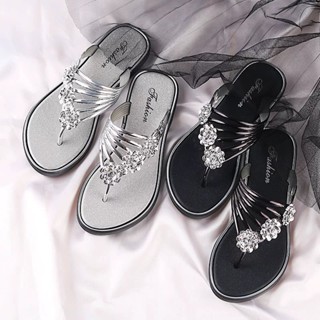 uyongit  รองเท้าแตะพื้นนิ่ม ดอกไม้ประดับเพชร ดีไซน์ที่ทันสมั…