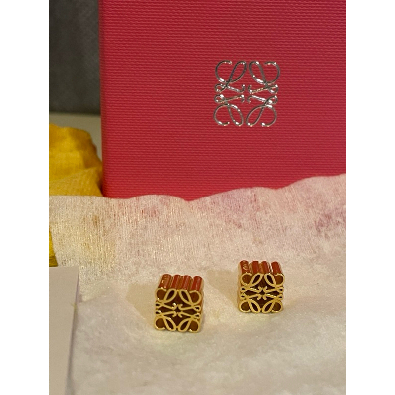 Anagram cube stud earrings ของแท้จาก shop ที่ญี่ปุ่น