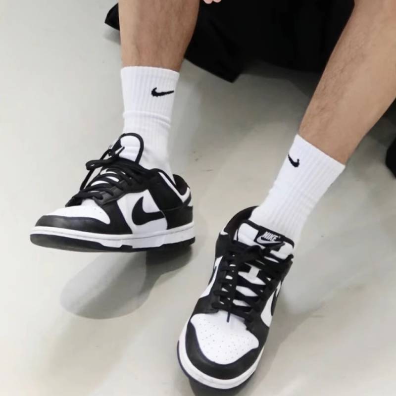 ของแท้ 100 % NIKE DUNK LOW BLACK / WHITE " PANDA " GREY FOG SNEAKERS รองเท้าสเก็ตบอร์ดสำหรับผู้ชายและผู้หญิง DD1391-100