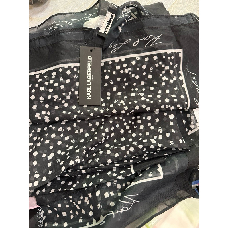 ผ้าพันคอ/คลุมไหล่  Karl Lagerfeld Paris Graphic Scarf Black Leopard