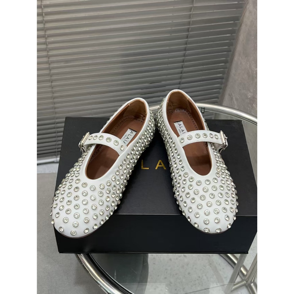 🌸 ALAIA  2025 หนังวัว rhinestone แฟชั่นบุคลิกภาพร้อยนางฟ้าหรูหรารองเท้าแมรี่เจนสำหรับผู้หญิง