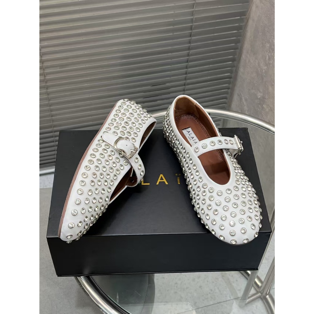 🌸 ALAIA  2025 หนังวัว rhinestone แฟชั่นบุคลิกภาพร้อยนางฟ้าหรูหรารองเท้าแมรี่เจนสำหรับผู้หญิง