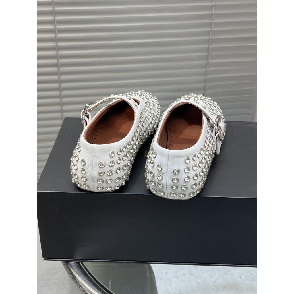 🌸 ALAIA  2025 หนังวัว rhinestone แฟชั่นบุคลิกภาพร้อยนางฟ้าหรูหรารองเท้าแมรี่เจนสำหรับผู้หญิง
