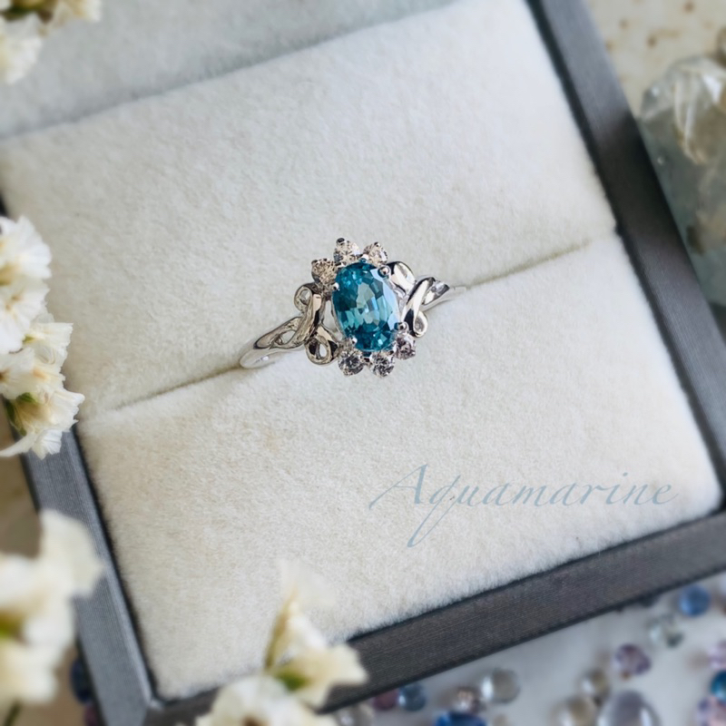 แหวนสไตล์เจ้าหญิง พลอยเพทายฟ้า( Blue Zircon )ฝังประดับเพทายขาว