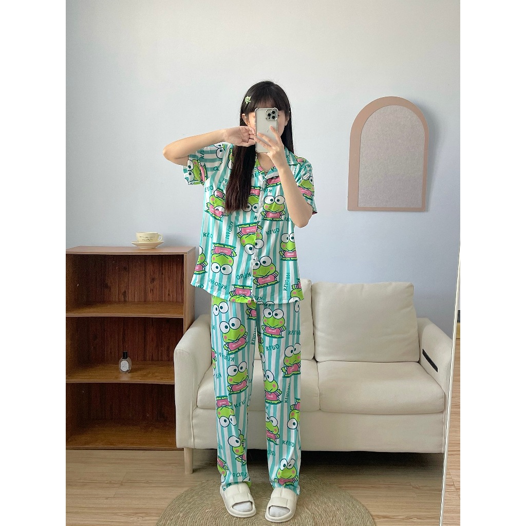 ชุดนอน เสื้อแขนสั้น + กางเกงขายาว คอตต้อนผสมการ์ตูน ผ้านิ่มมาก กระดุมหน้าคอปก ฟรีไซซ์ F-00