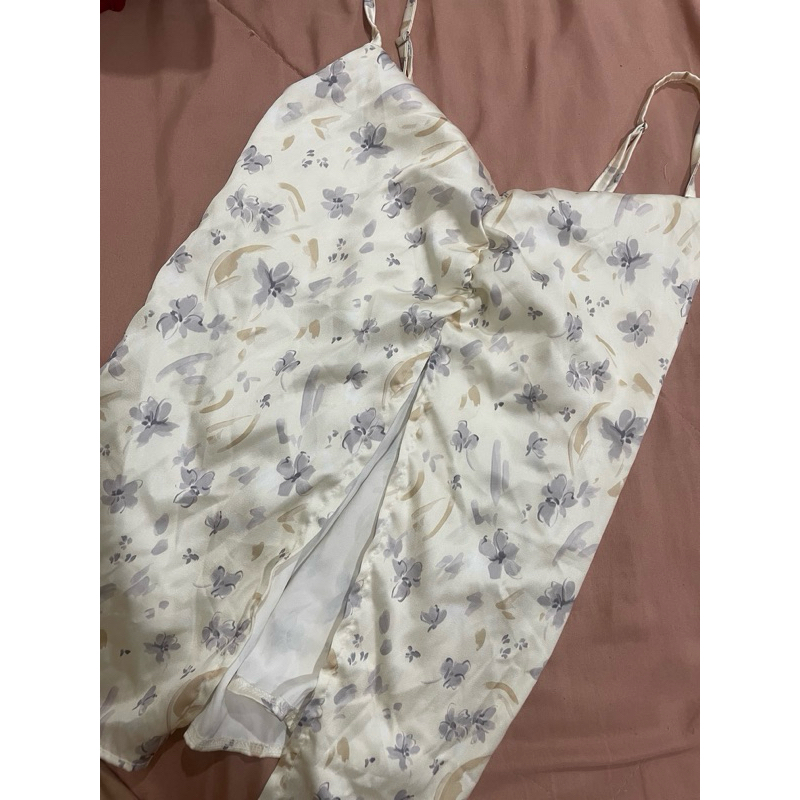 เสื้อสายเดี่ยว ลายดอกไม้สีม่วง จากร้าน acey