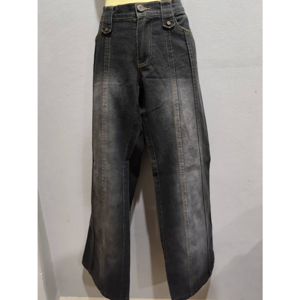 A2-กางเกงยีนส์สีดำฟอกซีด ทรงปลายขาบาน  แบรนด์ : Tycoon  ขนาด-วัดจากหน้าผ้า/รอบเอว 26 นิ้ว