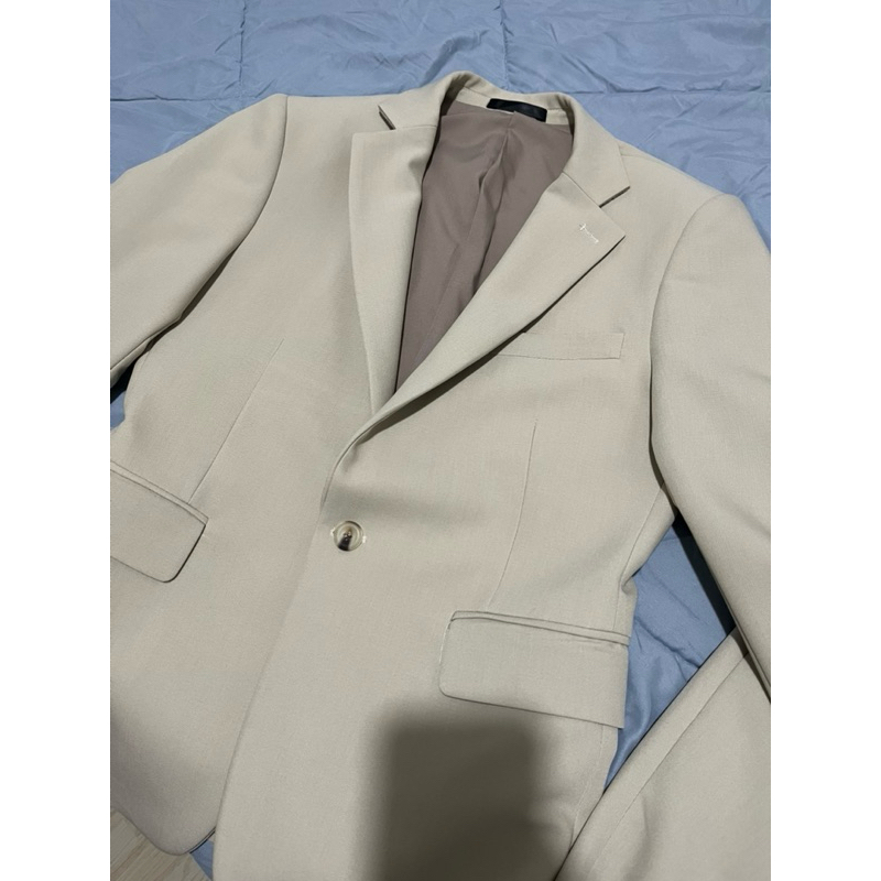 สูทสีครีม จากร้าน Unisee (ใส่ 2 ครั้ง)