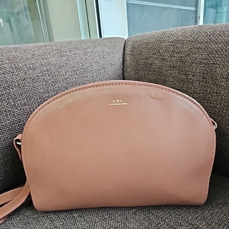 กระเป๋าสะพายหนัง  APC