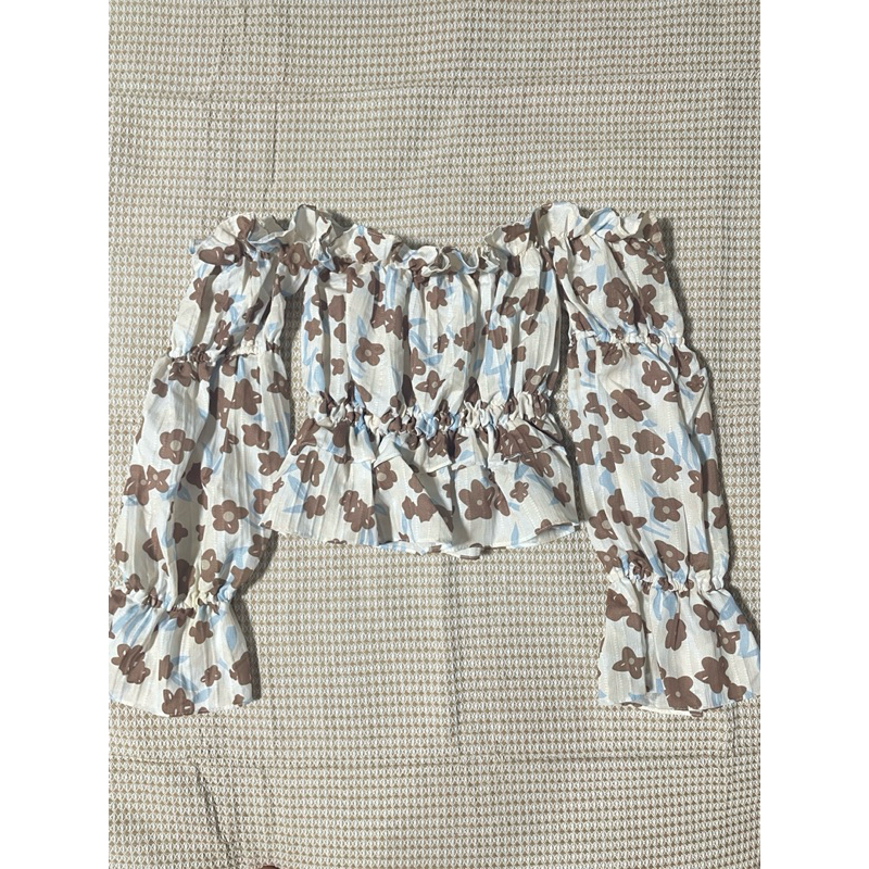 เสื้อปาดไหล่แขนยาวชายระบาย acey