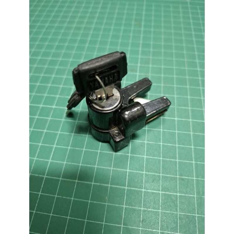 ชุดกุญแจล๊อคเบาะ Yamaha Y80-Y80M-V50-Belle80 ของใหม่งานเก่าเก็บ(ไม่แท้)กุญแจพลาสติกปั๊มตรา Yamaha 2 ดอกพร้อมใส่ใช้งาน