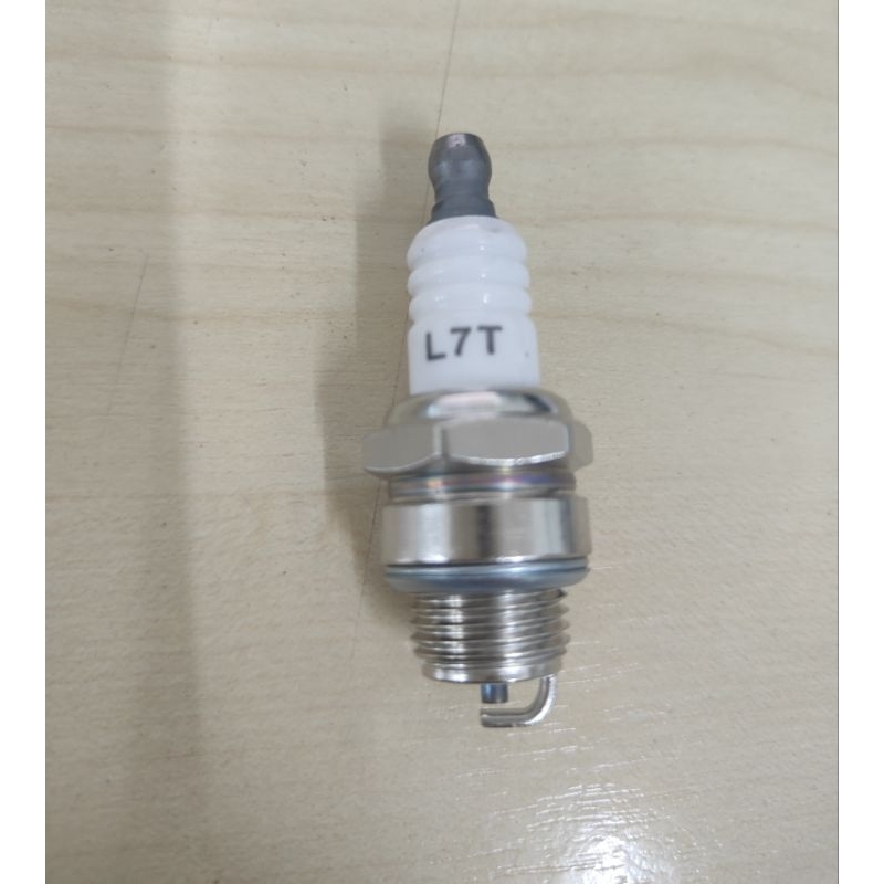 หัวเทียน 2 จังหวะ L7T สำหรับ เครื่องตัดหญ้า 2 จังหวะ ใช้ได้กับเครื่องตัดหญ้าทุกรุ่น