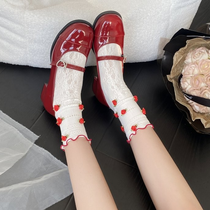รองเท้าหนังส้นหนาสีแดงสไตล์เรโทร รองเท้า Mary Janes หนังสิทธิบัตรหัวกลมสไตล์ฝรั่งเศส