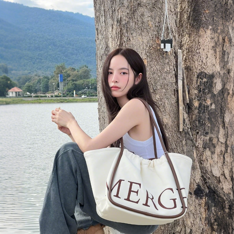 MERGE A DAY BAG กระเป๋าถือ M/L💞ของแท้ 100 %💞 สินค้าพร้อมส่ง กระเป๋าถือ กระเป๋าสะพายไหล่