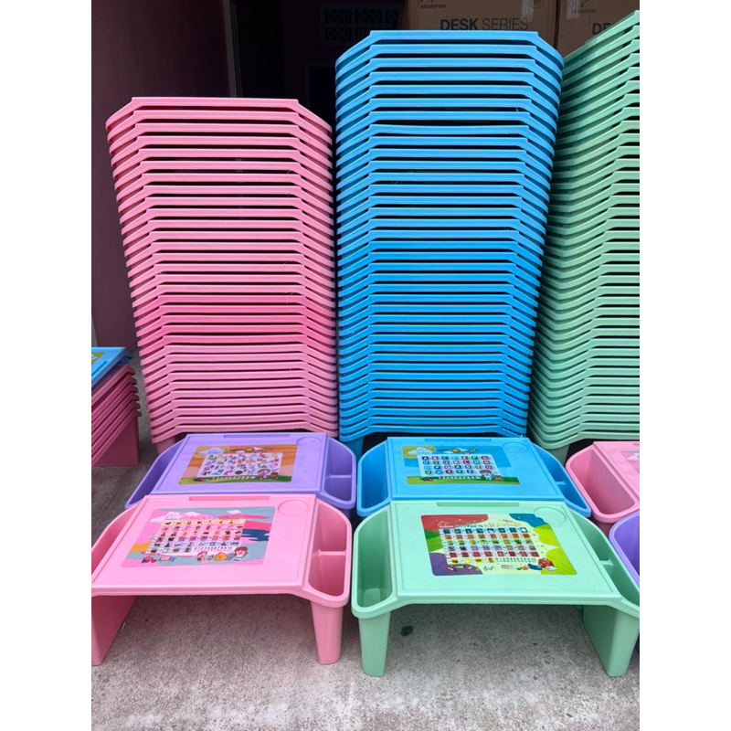 โต๊ะอนุบาล ขนาดใหญ่มาตรฐาน 56*30*21.5cm สีสวยสดใส ตัวอักษรไทย อังกฤษ สกรีนบนโต๊ะ