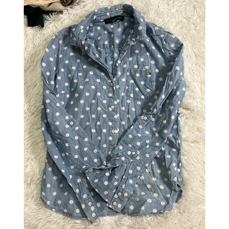 เสื้อเชิ้ตเเขนยาว มือสอง สีค่อนข้างซีด ป้าย tommy hilfiger