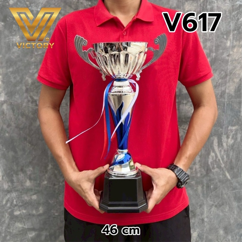 ถ้วยรางวัลVictory โลหะ สีเงิน แต่งลวดลายสีน้ำเงิน ฐานด้านล่างเป็นพลาสติก รุ่นV614- V617 ราคา ถูกที่สุด ดีลบีเคเค