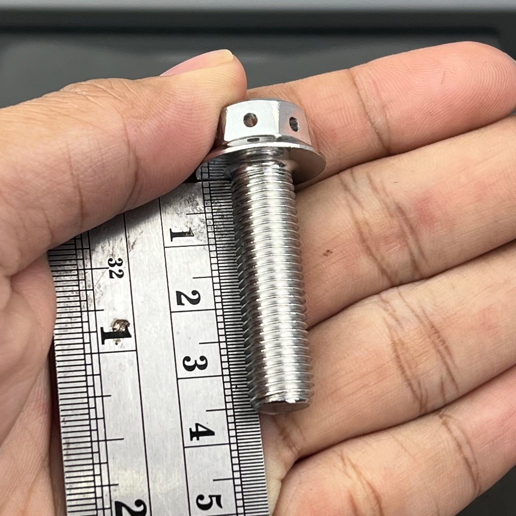 น็อตยึดโช๊คหลัง ตัวผู้เบอร์ 14 (หัวเจาะเลส) 10×35 ( 2 ตัว ) น็อตแต่ง เลสแท้ #น็อต #น็อตตัวผู้