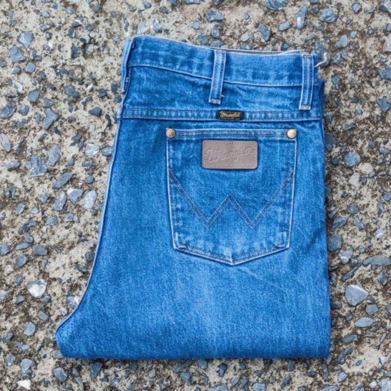 W9/36 กางเกงยีนส์มือสอง Wrangler รุ่น 13MWZ เอววัดจริง 36" ยาวทั้งตัว 47" ปลายขา 8" ผลิต Mexico