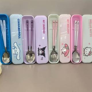 Aช้อนส้อมสแตนเลสด้ามหัวการ์ตูนลายซานริโอเซ็ตพร้อมกล่องขนาดพก…