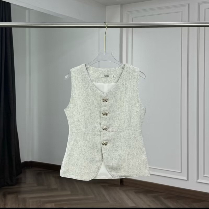 เสื้อรุ่น Demii Top เสื้อกั๊กกระดุมโบว์ (จากร้านPearwadee)