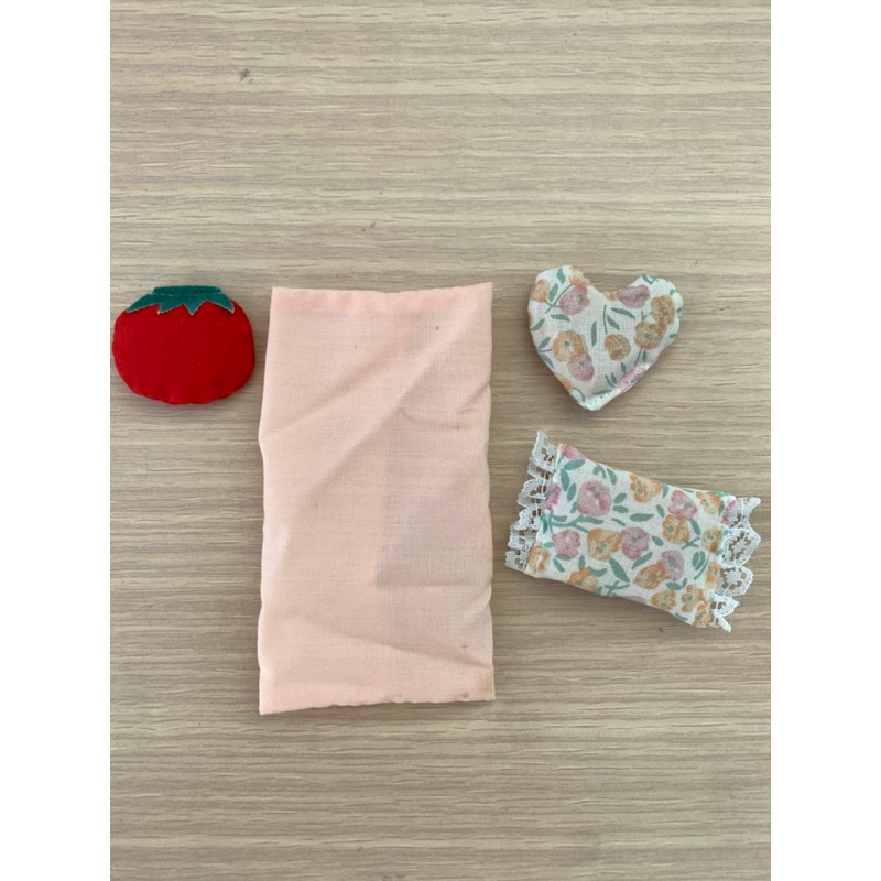 สินค้ามือสอง💥  Slyvanian Families 4 ชิ้น เครื่องนอน 🛏️ จากญี่ปุ่น 🇯🇵