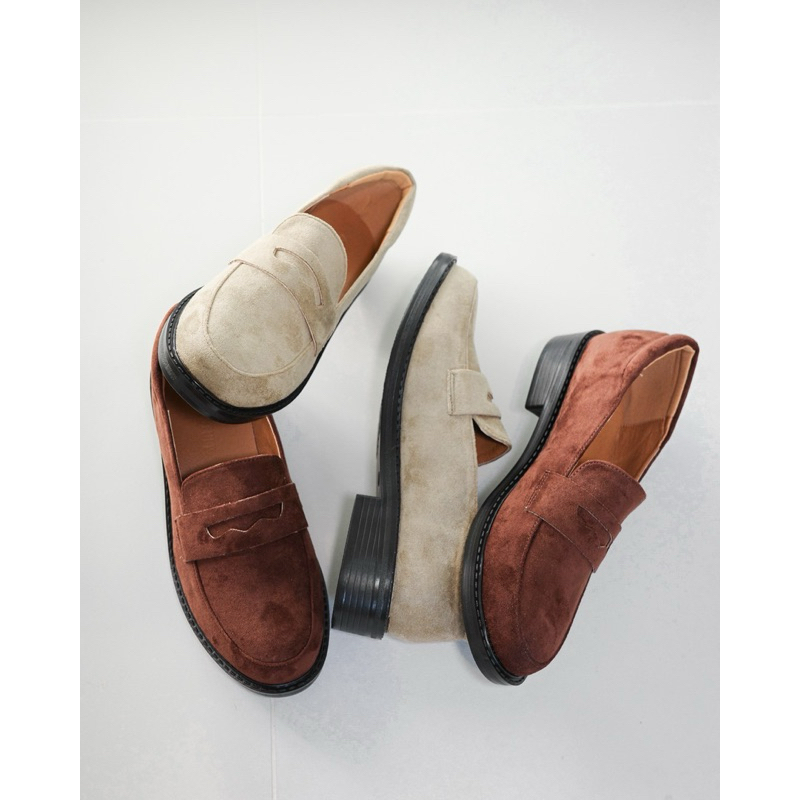 รองเท้าโลฟเฟอร์หนังกลับผู้หญิง Vida รุ่น  Suede Mask Loafers  มีพื้นผิวที่นุ่ม ยืดหยุ่นสูง สวมใส่สบาย