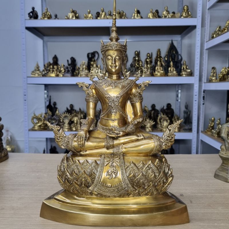พระมหาจักรพรรดิ เนื้อทองเหลือง ขนาดหน้าตัก 7นิ้ว สูง15.5นิ้ว ฐานกว้าง10นิ้ว