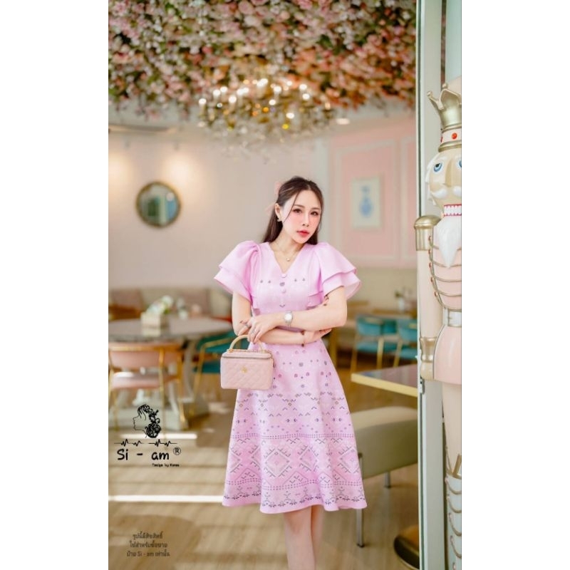 เดรสครูลายไทย เดรสสั้นลายไทย เดรสผ้าไทย เดรสสั้น เดรสใส่ทำงาน เดรสข้าราชการ ชมพู ผ้าไทย ลายไทย